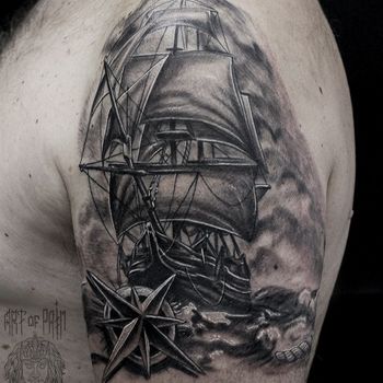 Татуировка мужская реализм на плече корабль
