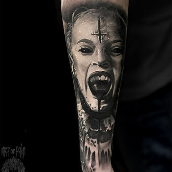 Татуировка мужская хоррор на предплечье девушка с перевернутым крестом на лбу