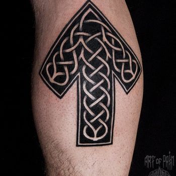 Татуировка мужская кельтика на голени стрела