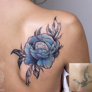 Татуировка женская графика на лопатке цветок кавер