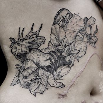 Татуировка женская графика на боку кролик