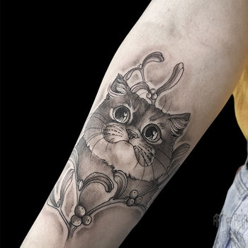 Татуировка женская графика на предплечье котик и ягодки