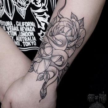 Татуировка женская графика и дотворк на предплечье змея и цветы