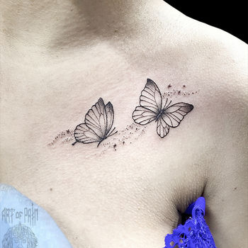Татуировка женская графика на ключице бабочки