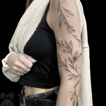 Татуировка женская графика на руке растение (вид сбоку)