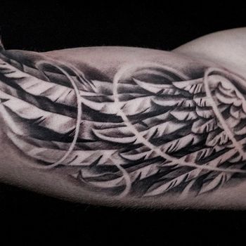 Татуировка мужская чикано на руке крыло