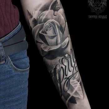 Татуировка женская реализм на предплечье роза и надпись