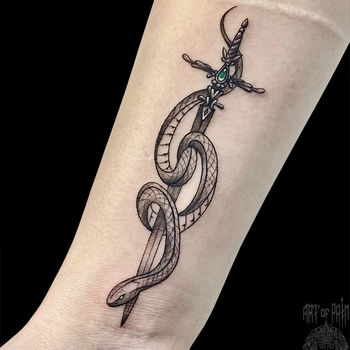 Татуировка женская графика на предплечье змея и кинжал