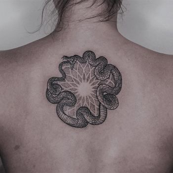 Татуировка женская графика на спине уроборос
