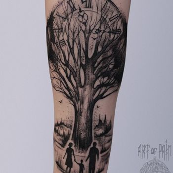 Татуировка женская графика на предплечье дерево и семья
