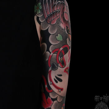 Татуировка мужская япония на плече птица и маска, вид сбоку