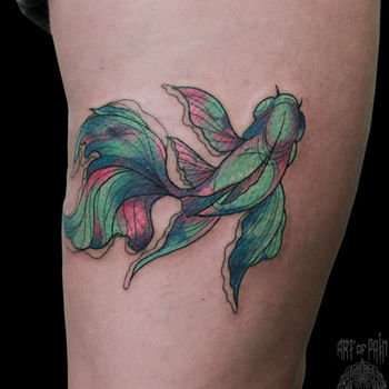 Татуировка женская акварель на бедре зеленая рыбка