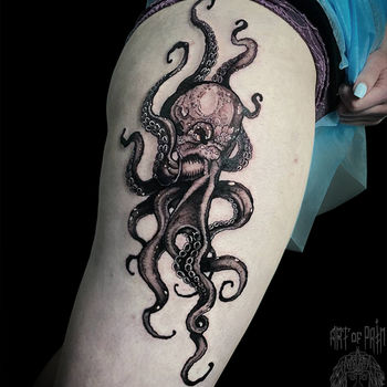Татуировка женская графика на бедре осьминог