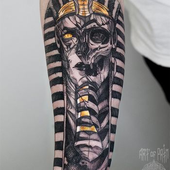 Татуировка мужская графика на предплечье мумия
