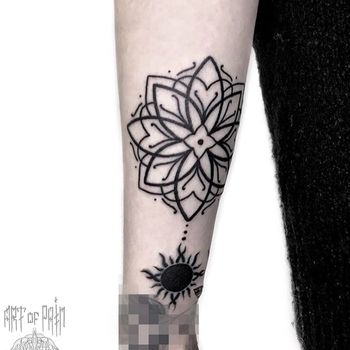 Татуировка женская орнаментал на предплечье мандала и солнце