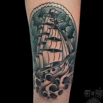 Татуировка мужская олд скул на предплечье корабль