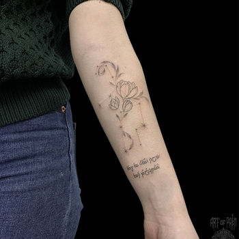 Татуировка женская графика на предплечье цветок, созвездие и надпись