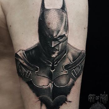 Татуировка мужская black&grey на плече Бэтмен