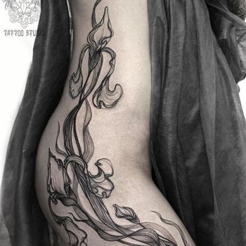 Татуировка женская графика на бедре ирисы
