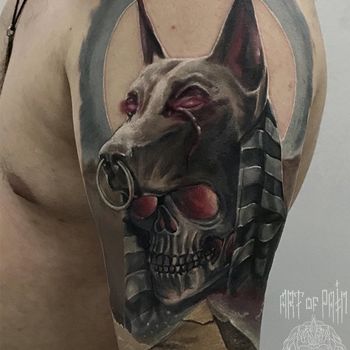Татуировка мужская хоррор на плече анубис