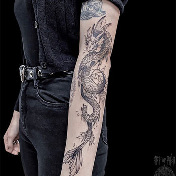 Татуировка женская графика на руке дракон