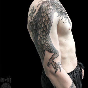 Татуировка мужская графика на руке и груди и плече дракон