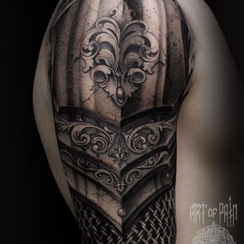 Татуировка мужская black&grey на плече латы и кольчуга