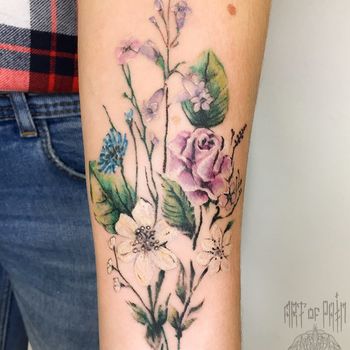 Татуировка женская реализм на предплечье полевые цветы