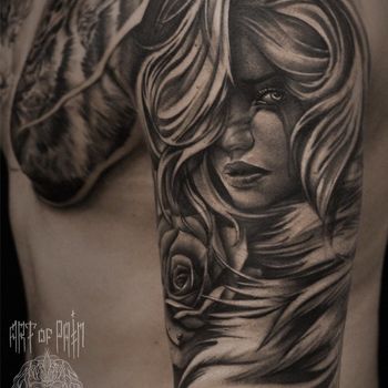 Татуировка мужская black&grey на плече девушка с розой