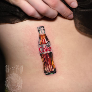 Татуировка женская реализм на животе Кока-Кола