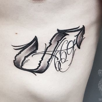 Татуировка мужская каллиграфия на рёбрах буква