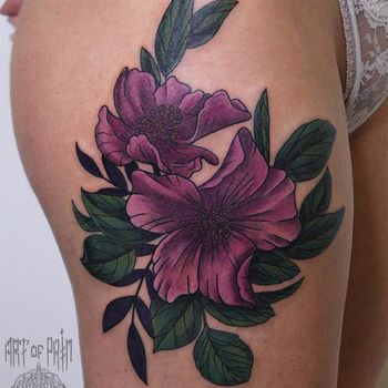 Татуировка женская нью-скул на бедре два цветка