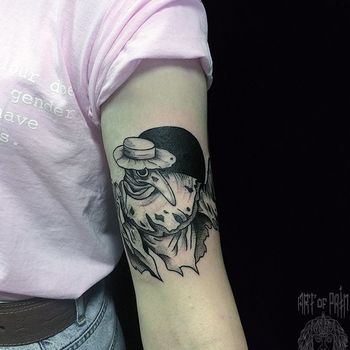 Татуировка женская графика на руке чумной доктор