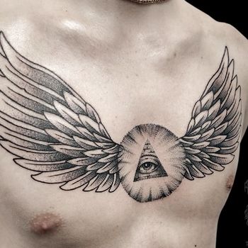 Татуировка мужская графика на груди массоны, око, крылья 