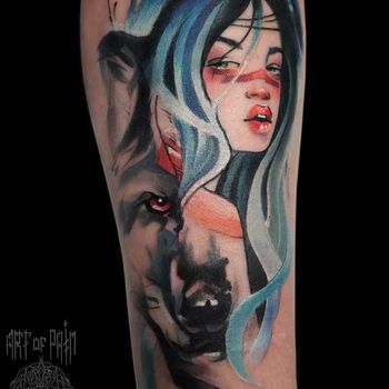 татуировка женская акварель на предплечье девушка и волк