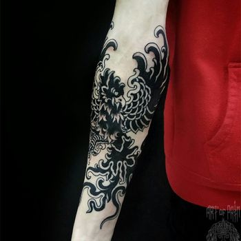 Татуировка мужская графика на предплечье черный феникс