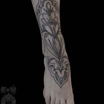 Татуировка женская графика на щиколотке орнамент с цветком