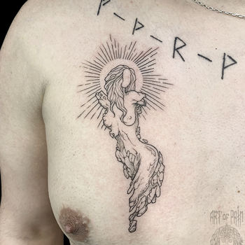 Татуировка мужская графика на груди девушка