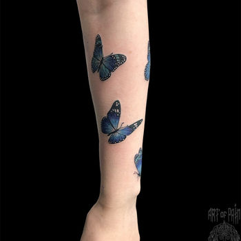 Татуировка женская графика на предплечье бабочки