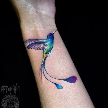 Татуировка женская реализм на запястье колибри