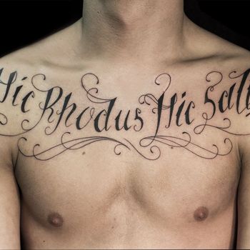 Татуировка мужская каллиграфия на груди надпись на латыни