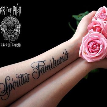 Татуировка женская каллиграфия на предплечье надпись Spiritus Familiaris