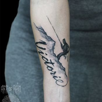Татуировка женская каллиграфия на руке надпись и альпинист