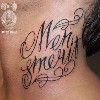 Татуировка мужская каллиграфия на шее леттеринг