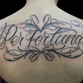 Татуировка женская каллиграфия на спине надпись