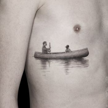 Татуировка мужская графика на боку лодка с людьми