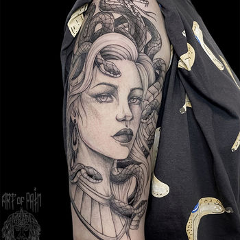 Татуировка женская графика на плече Горогона Медуза