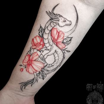 Татуировка женская графика на предплечье дракончик в цветах