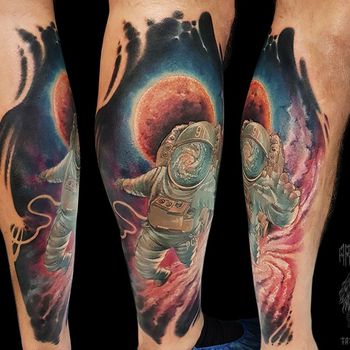Татуировка мужская реализм на голени космонавт и космос