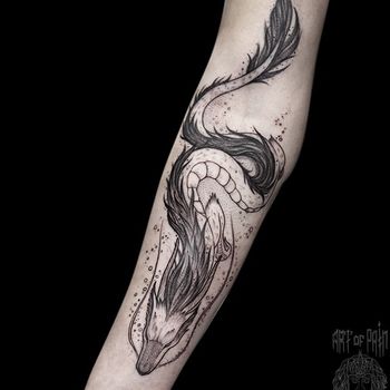 Татуировка женская графика на руке Хаку